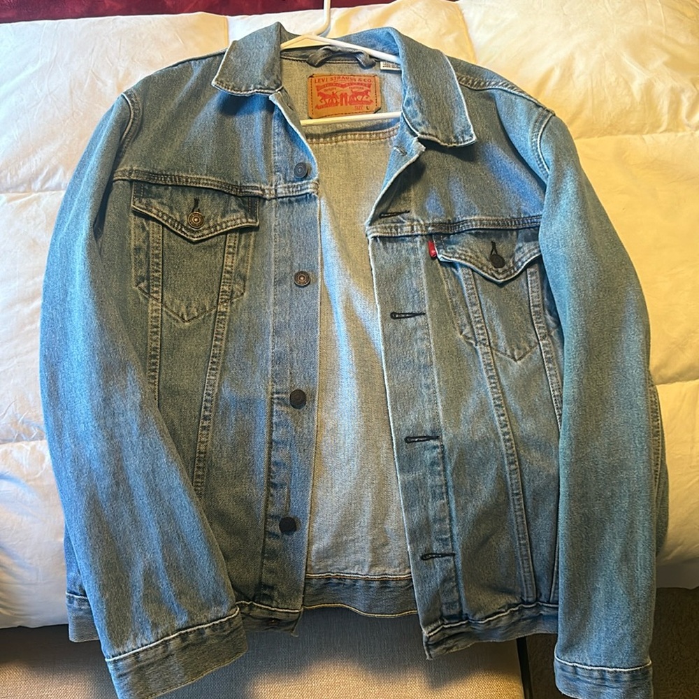 Size L, a little fitted to the body, blue washed denim jacket